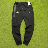 Nike Syna Tech Fleece Central Cee Black Gold vista 6