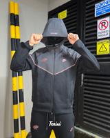 Nike Syna Tech Fleece Central Cee Black Gold vista 2