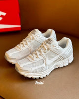 Nike zoom Vomero 5 “Triple White” vista 3