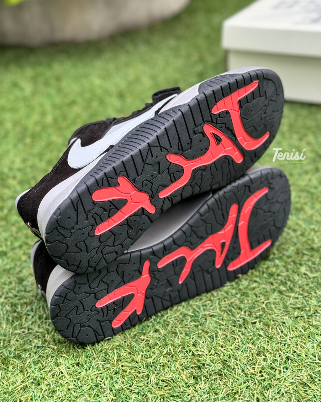 Jordan x Travis Scott “Black” (amostra)