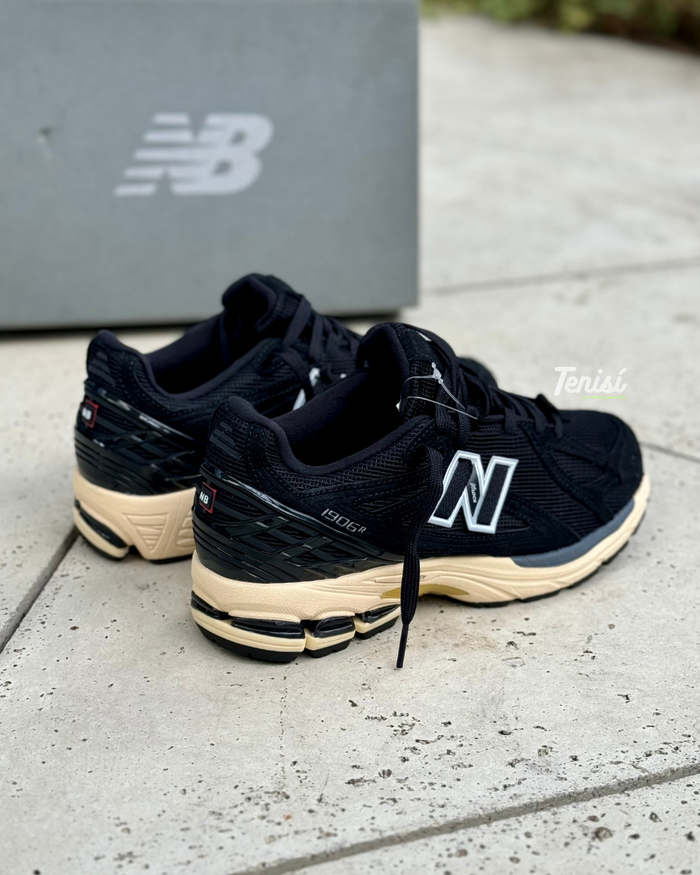 New Balance 1906R “Pack Black” look 1