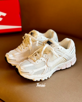 Nike zoom Vomero 5 “Triple White” vista 1