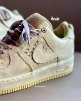 NIKE AIR FORCE 1 LOW NAI-KE TAN CANVAS vista 2