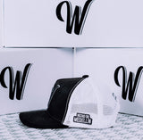 Wescol Cap “Classic Black and White” W merch vista 2
