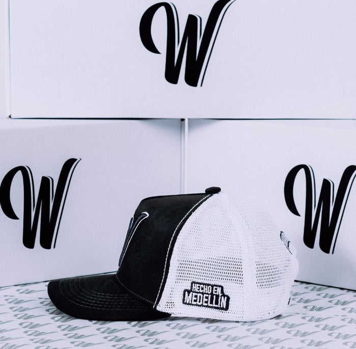 Wescol Cap “Classic Black and White” W merch look 1