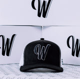Wescol Cap “Classic Black and White” W merch vista 1