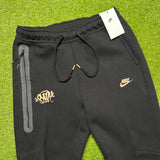 Nike Syna Tech Fleece Central Cee Black Gold vista 7
