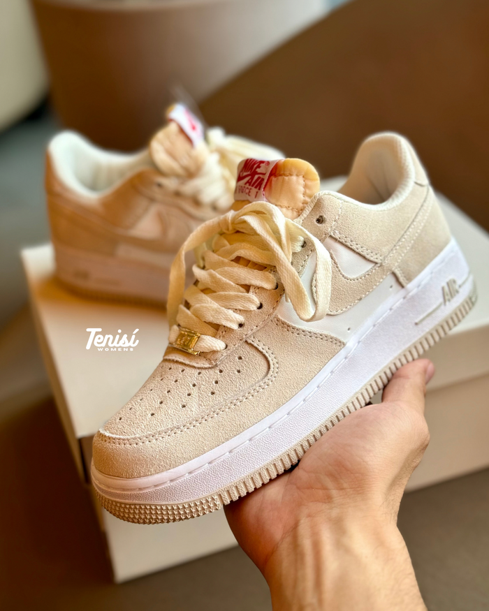 Nike Air Force 1 LV8 “White Beige” look 3