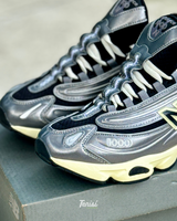 New Balance 1000 x Anime Leon Deor “Grey” vista 3