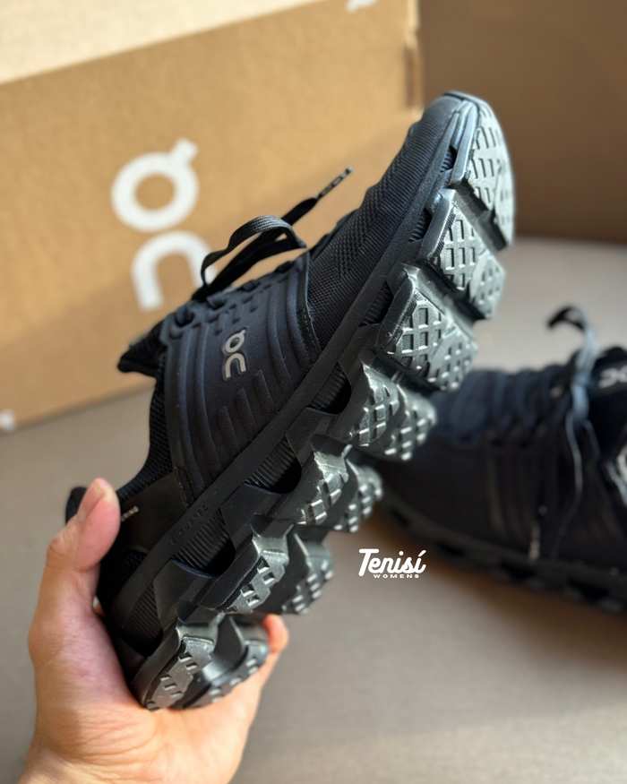 On Cloudswift Running “All Black” look 4