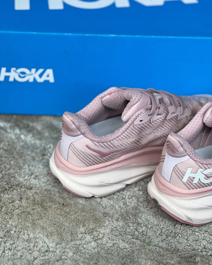 Hoka One Clifon 9 "Pink" look 1