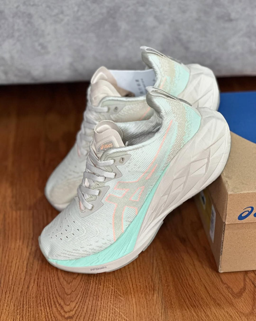 Asics Novablast 4 "Beige" — pago contra entrega en Colombia