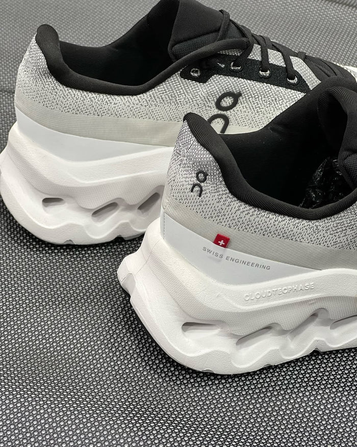 On Running Cloudtilt Black/Ivory look 2