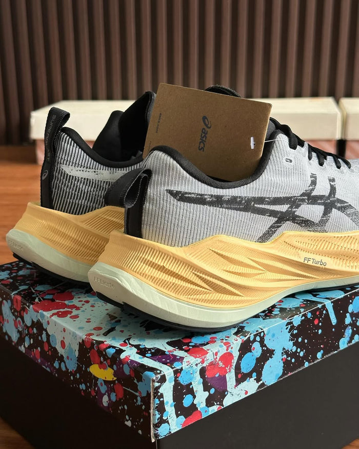 Asics superblast "Yelow" look 1