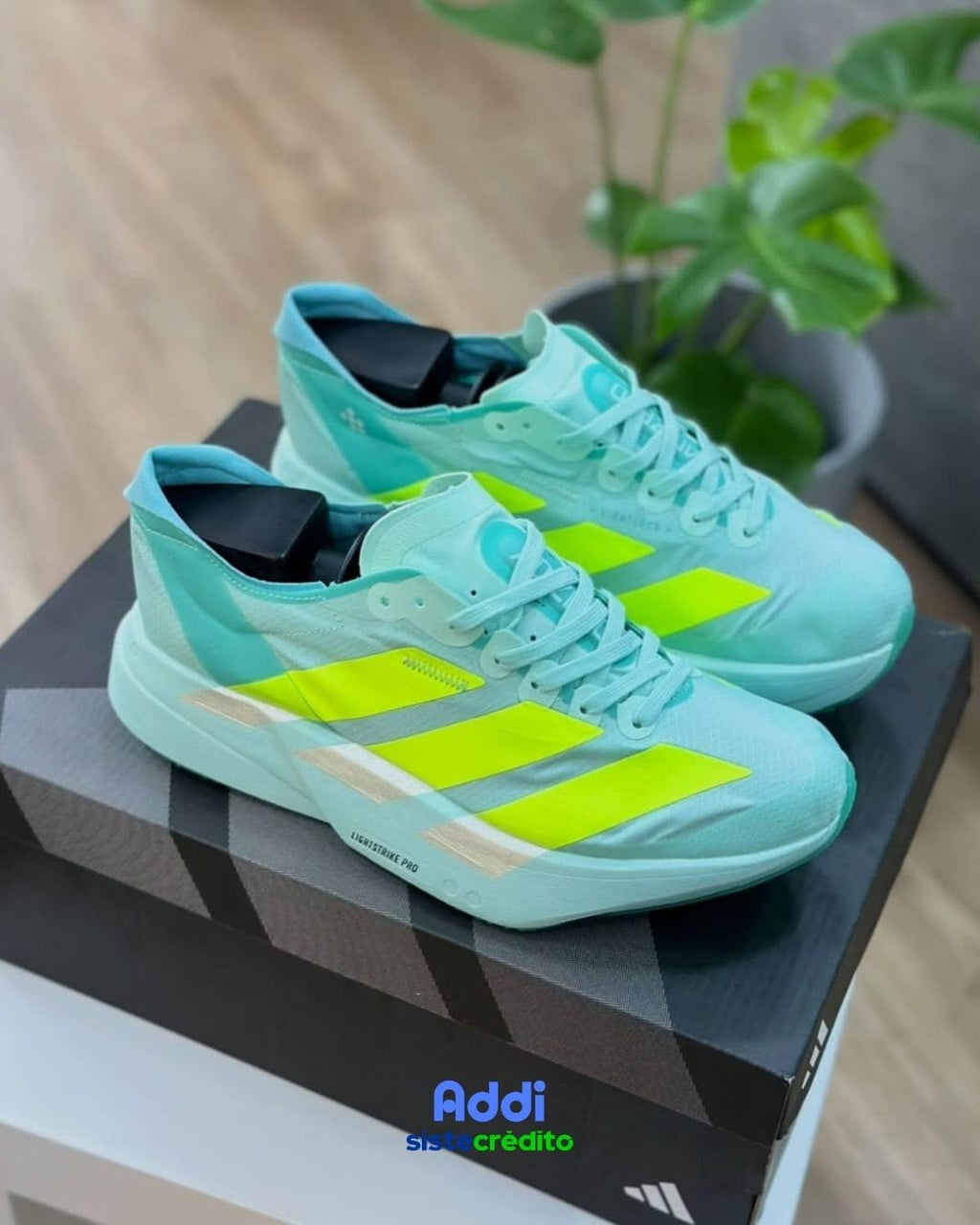 Vista lateral de las Adidas Adizero Adios PRO 4M con detalles reflectantes