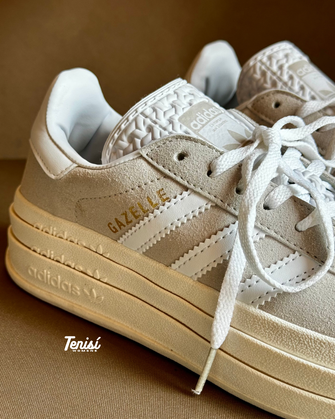 Zapatillas adidas Gazelle Bold beige con suela elevada y estilo clásico