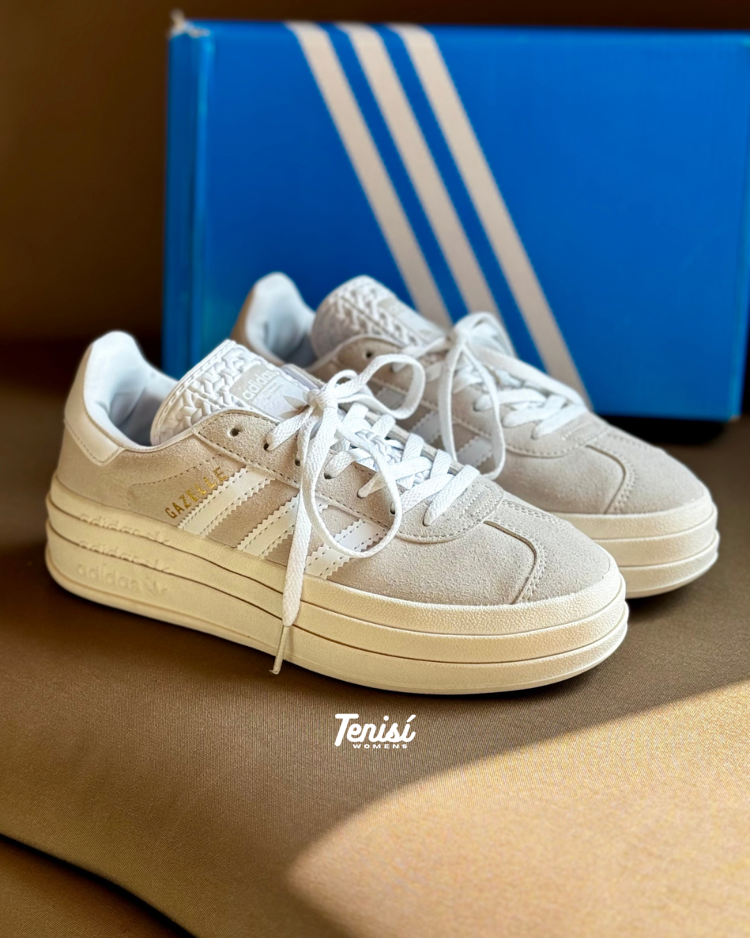 Detalles de las adidas Gazelle Bold beige con logo dorado y acabado premium
