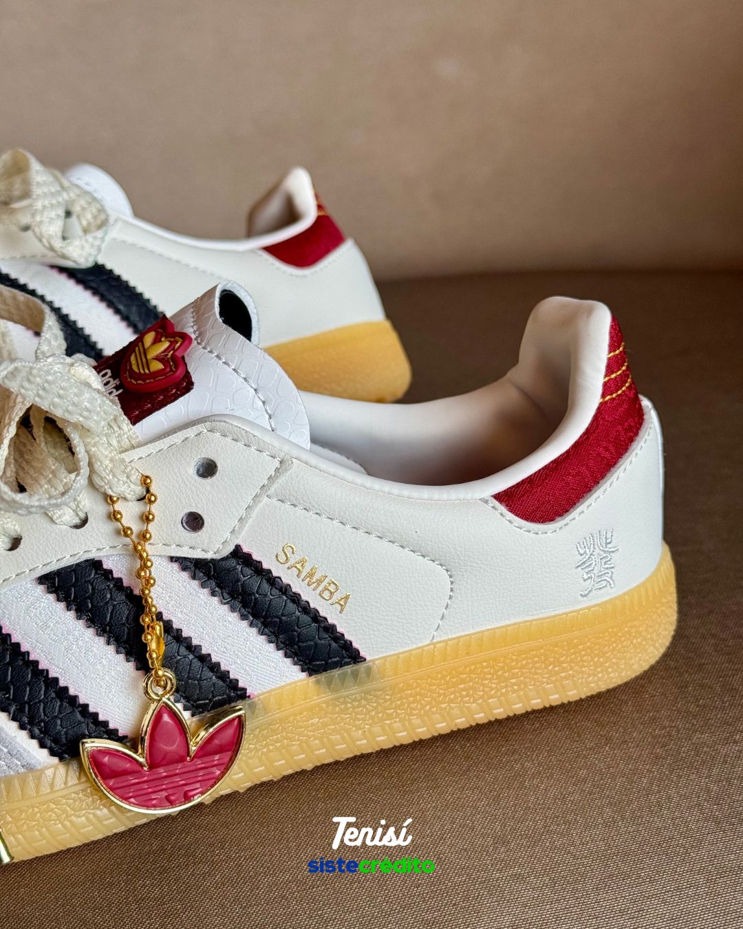 Detalles dorados Adidas Samba CNY Year of the Snake
