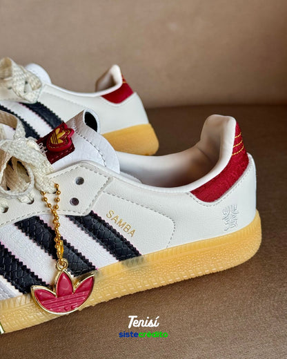 Detalles dorados Adidas Samba CNY Year of the Snake
