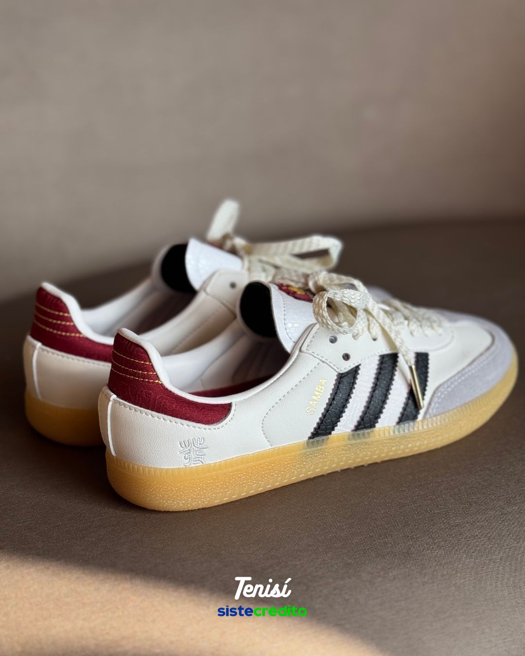 Detalles dorados Adidas Samba CNY Year of the Snake
