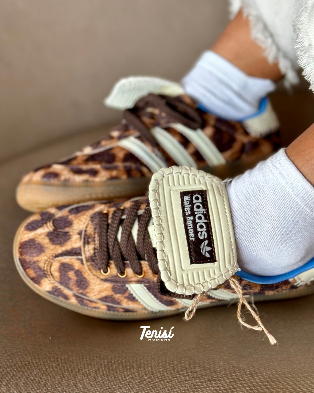 Detalle del logo Adidas y costuras en las Samba Wales Bonner Leopard