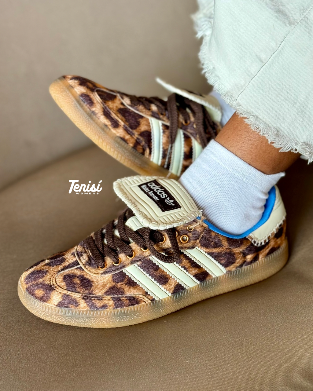 Detalle del material con estampado leopardo Adidas x Wales Bonner