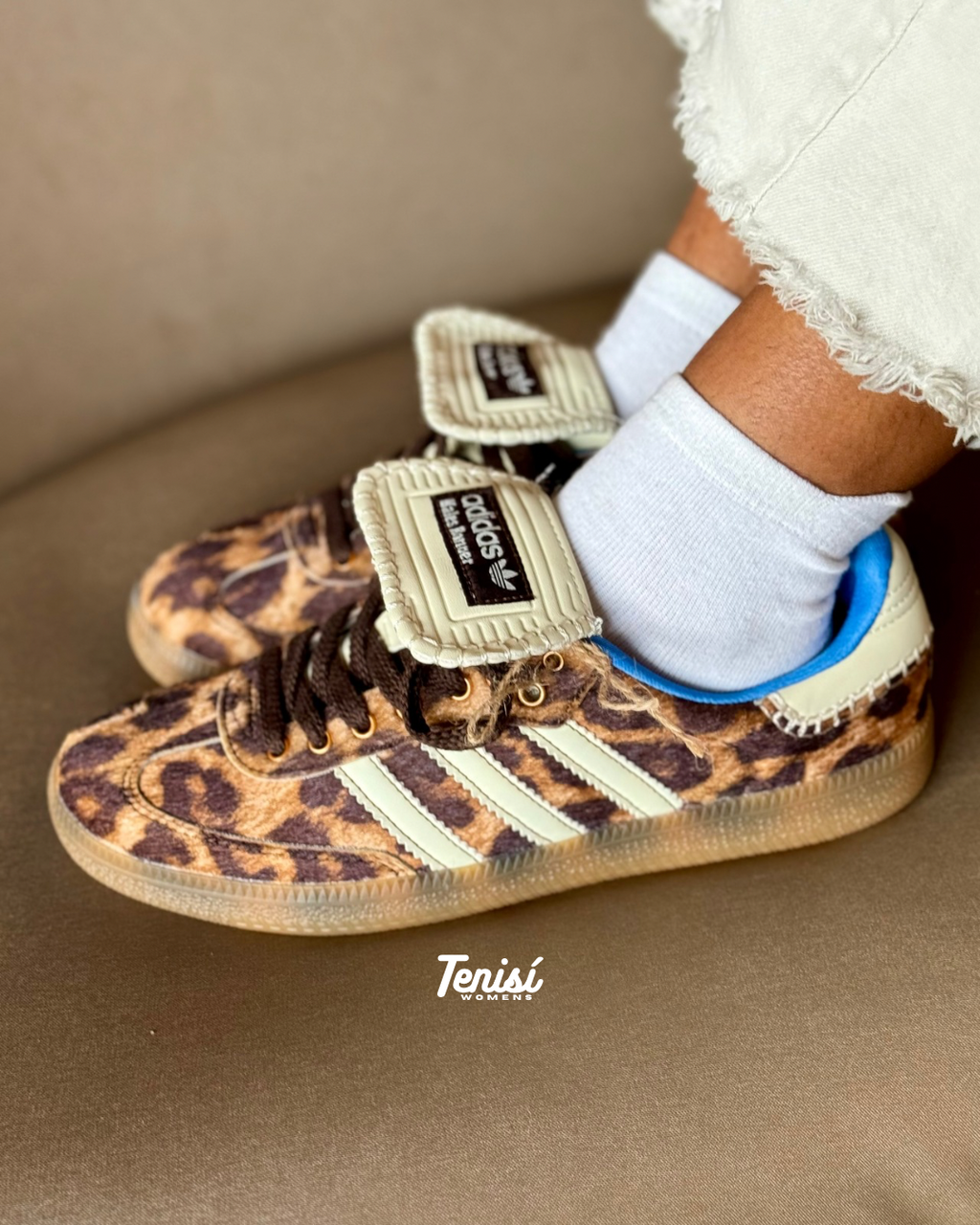 Modelo usando Adidas Samba x Wales Bonner Leopard estilo urbano