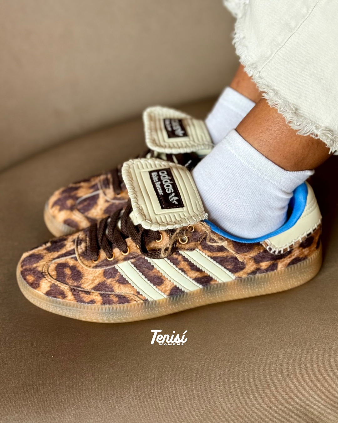 Modelo usando Adidas Samba x Wales Bonner Leopard estilo urbano