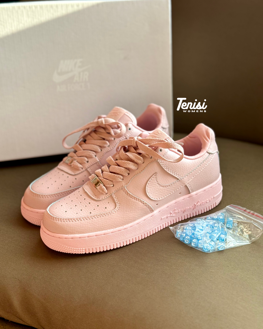 Air Force 1 Nocta Pink Drake puestos, estilo urbano y elegante.
