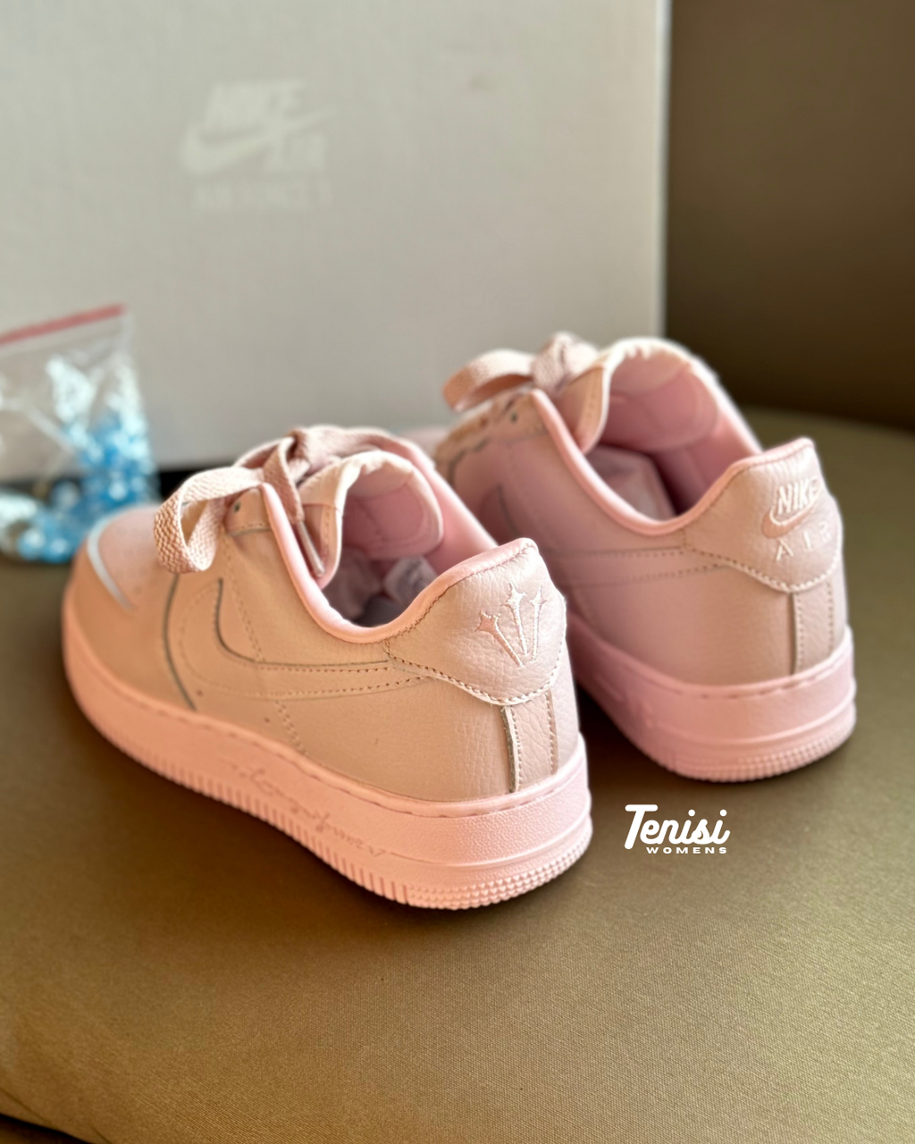 Zapatillas Nike Air Force 1 Nocta Pink edición especial con detalles premium.
