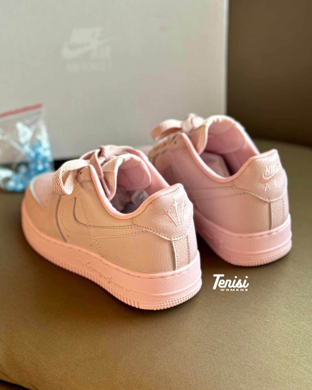Zapatillas Nike Air Force 1 Nocta Pink edición especial con detalles premium.
