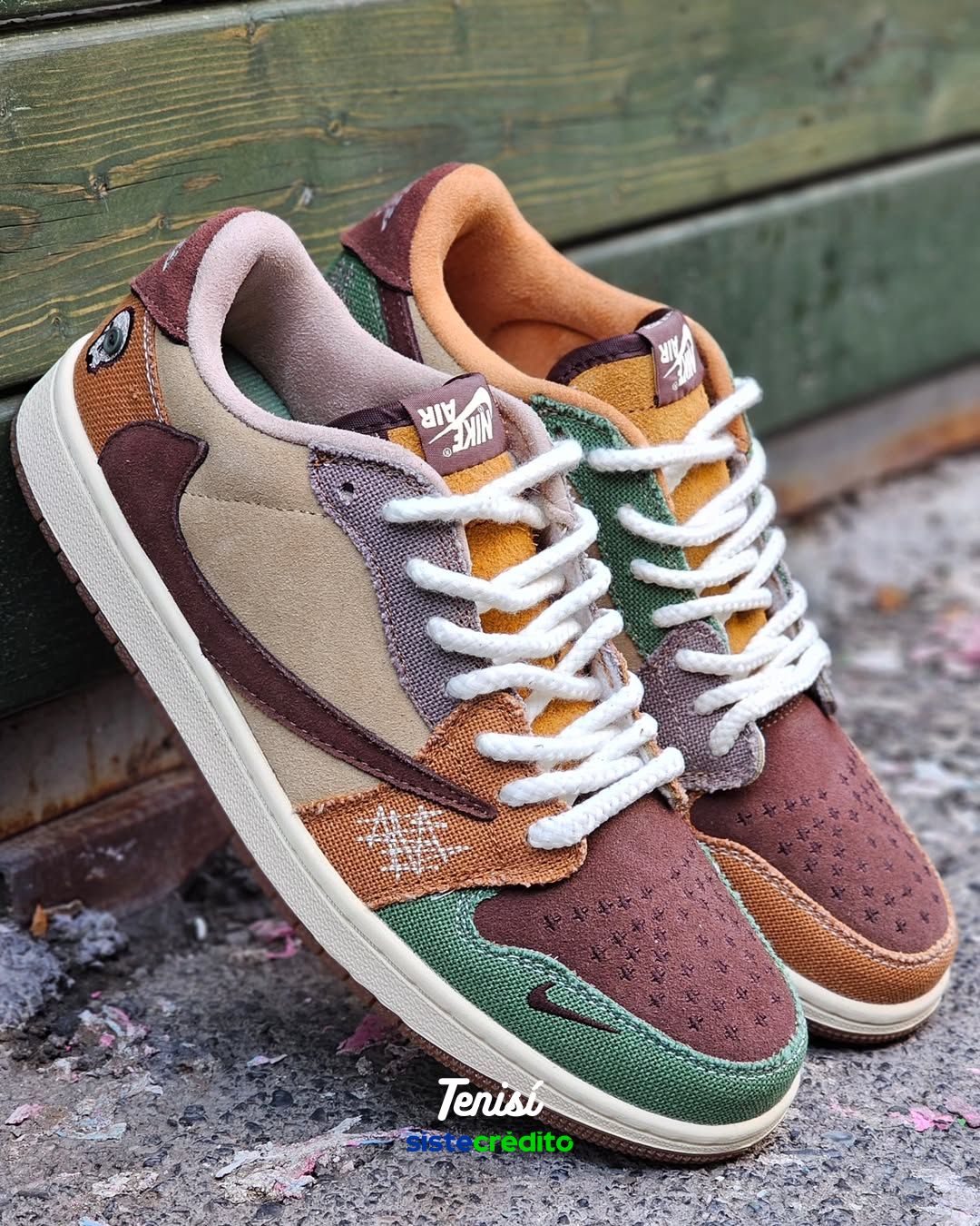 Detalle de los parches y costuras en Jordan 1 Low Voodoo
