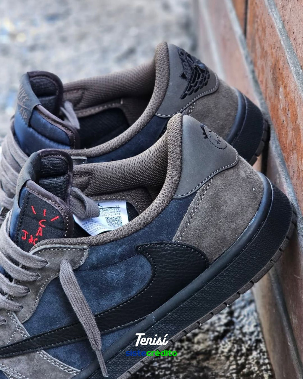 Detalle del cuero en Travis Scott “Café”
