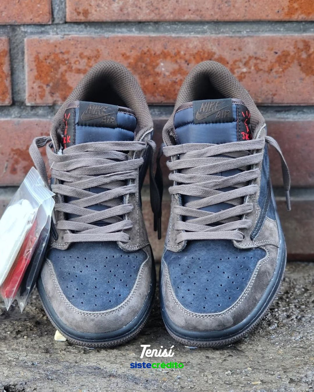 Jordan 1 Travis Scott “Café” vista frontal con opción de crédito
