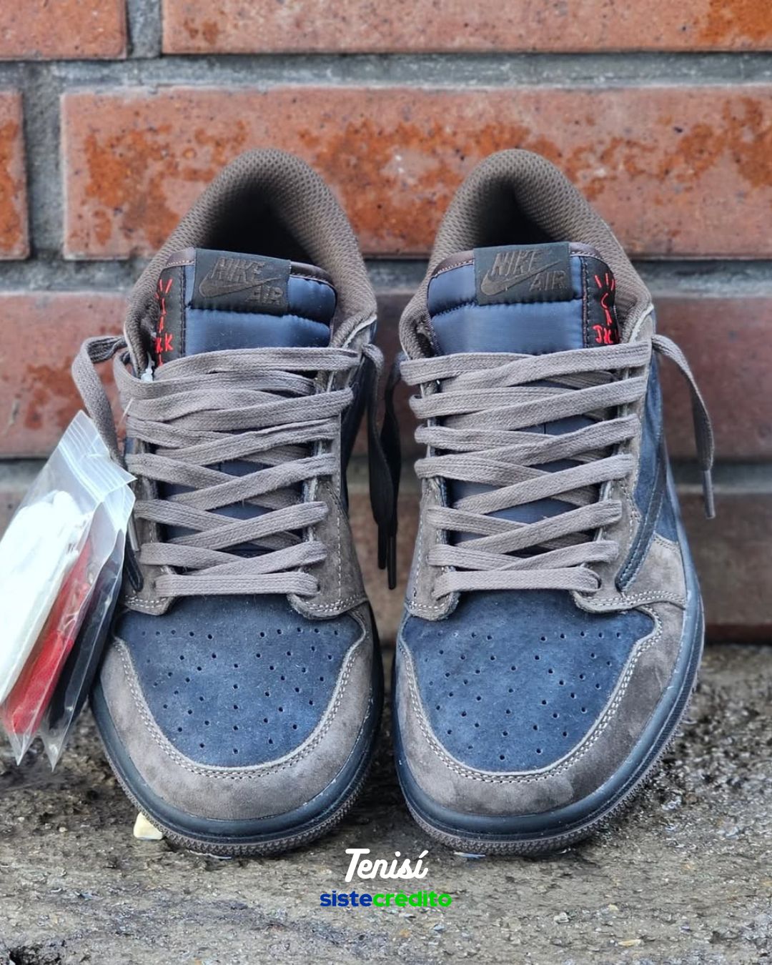 Jordan 1 Travis Scott “Café” vista frontal con opción de crédito
