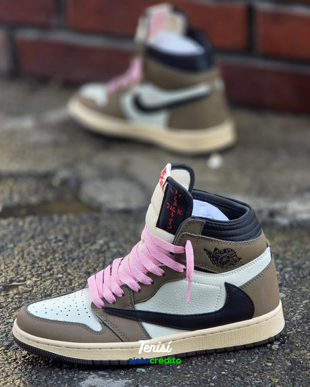 Jordan 1 Travis Scott “Mocha” vista frontal con opción de crédito
