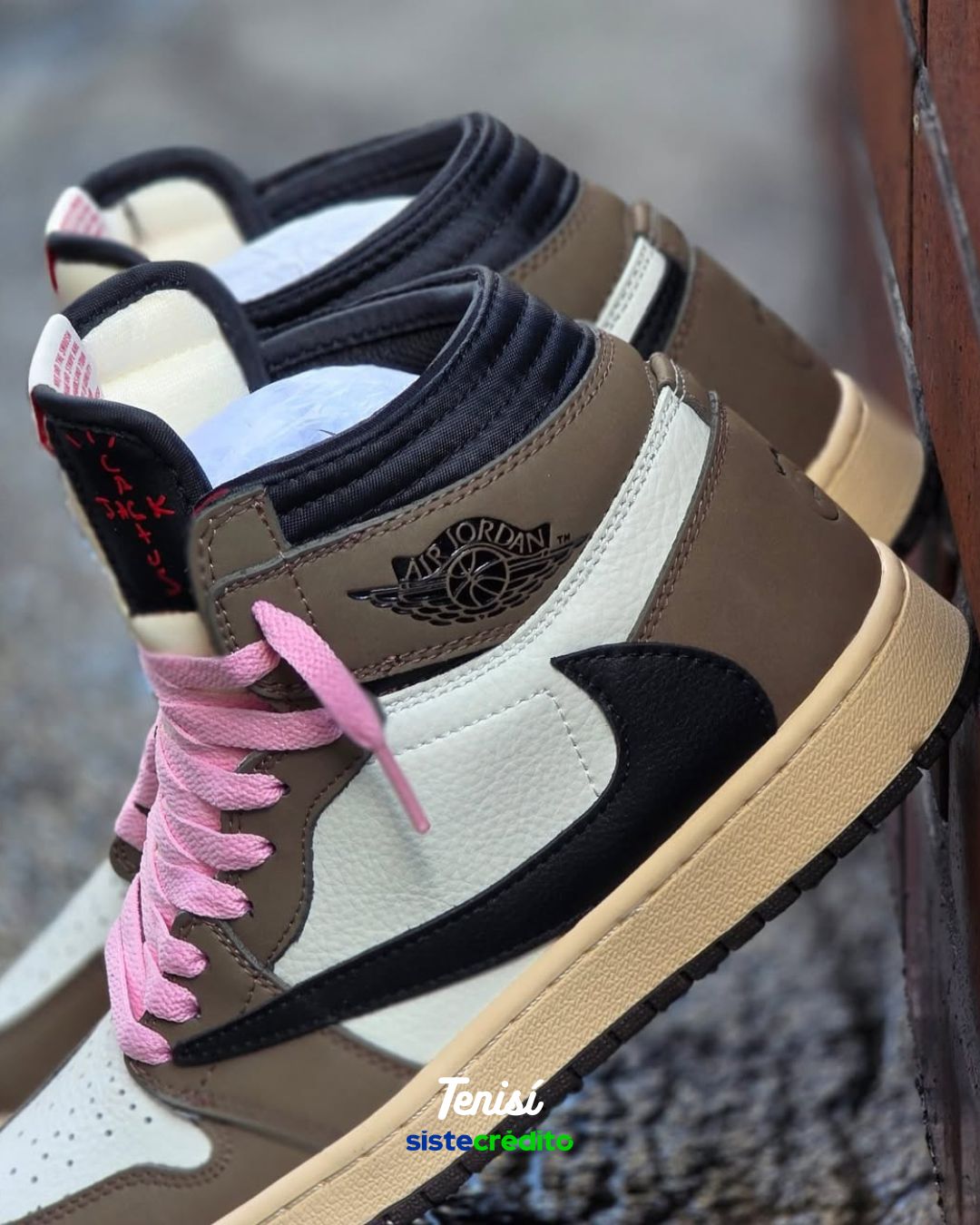 Detalle del suede marrón en Travis Scott “Mocha”
