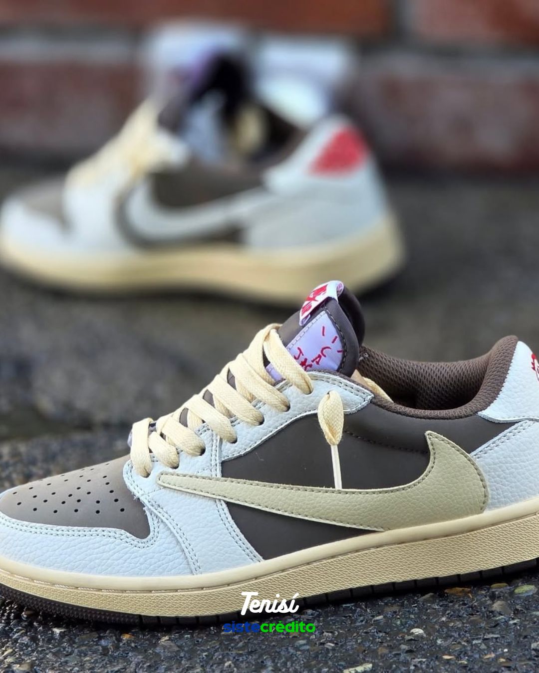 Detalle del suede y cuero en Travis Scott Reverse Mocha
