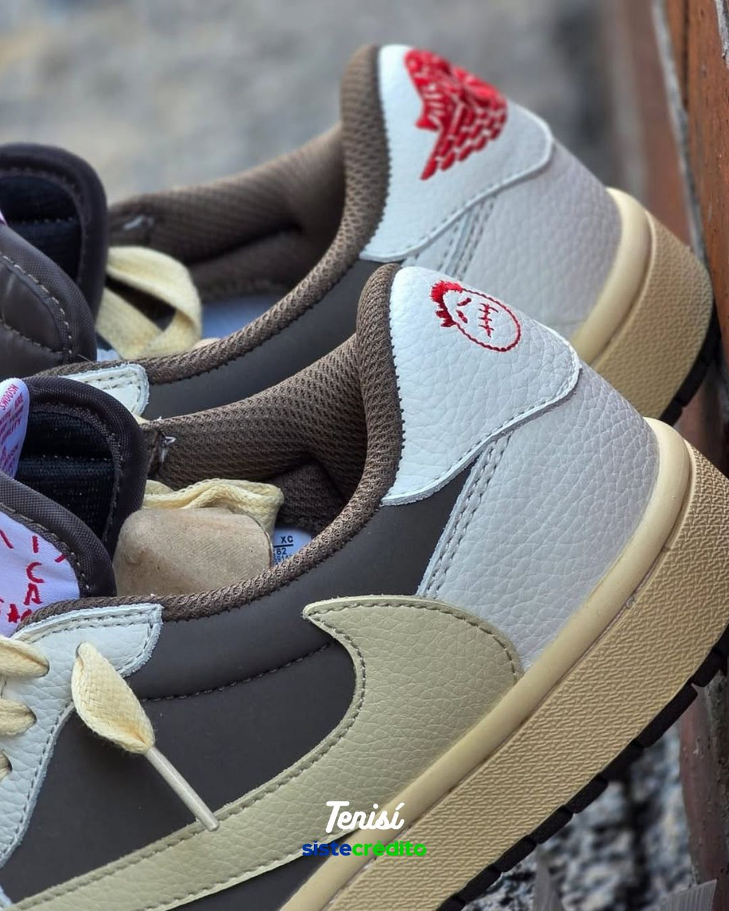 Detalle del suede y cuero en Travis Scott Reverse Mocha
