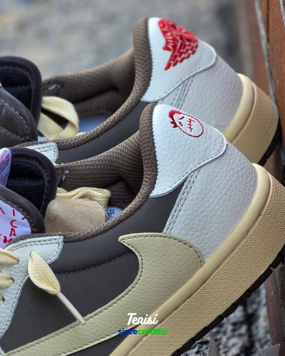 Detalle del suede y cuero en Travis Scott Reverse Mocha
