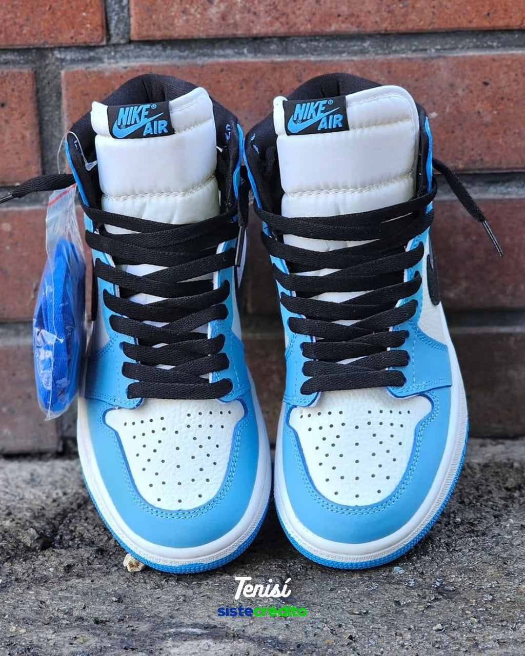 Detalle del cuero en Air Jordan 1 “UNC” con compra a crédito
