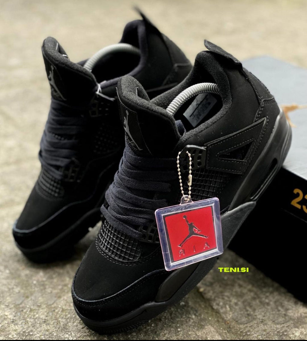 Tenis Air Jordan 4 Black Cat para hombre, diseño minimalista en negro total.
