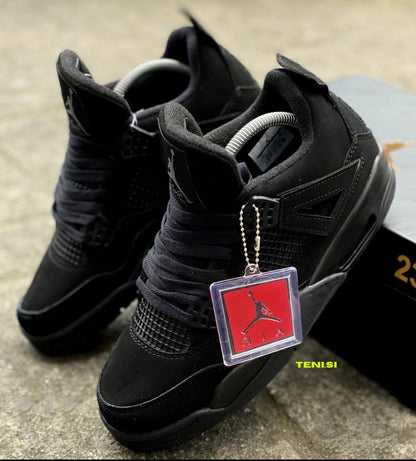 Tenis Air Jordan 4 Black Cat para hombre, diseño minimalista en negro total.
