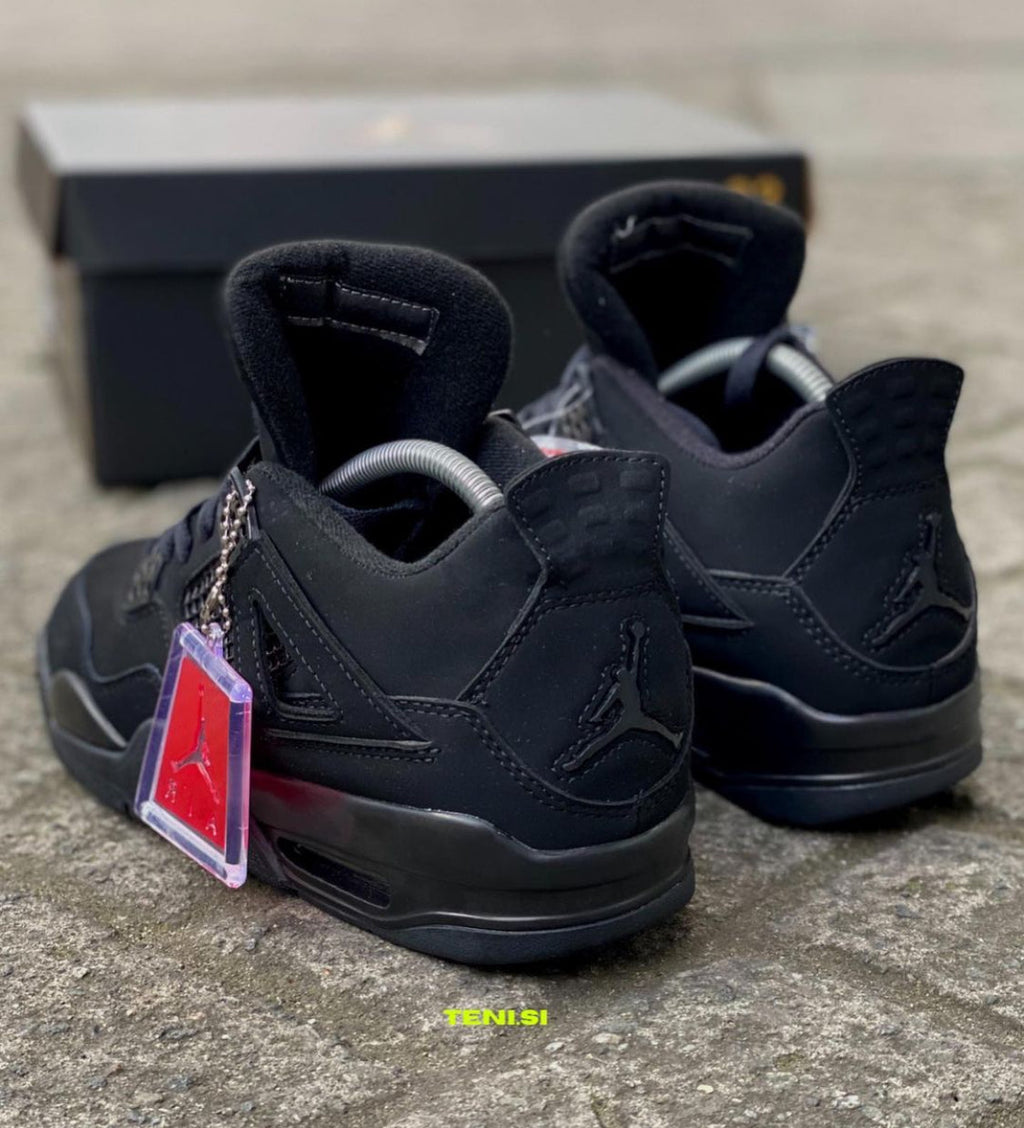 Zapatillas Nike Air Jordan 4 Black Cat edición retro completamente negras.
