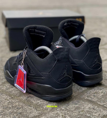 Zapatillas Nike Air Jordan 4 Black Cat edición retro completamente negras.
