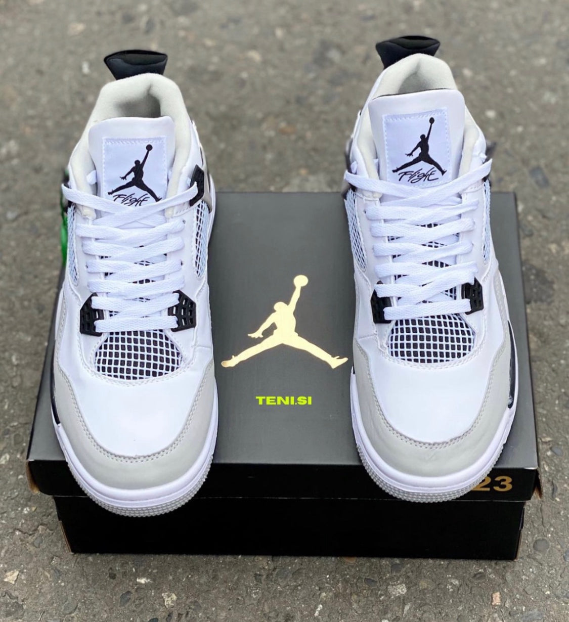 Detalle de la suela Air Jordan 4 Military Black con unidad Air visible y patrón de goma antideslizante
Meta descripción: Suela con amortiguación Air y agarre superior. Compra las Air Jordan 4 Military Black con opciones de pago a crédito o contra entrega en TENISI.co.