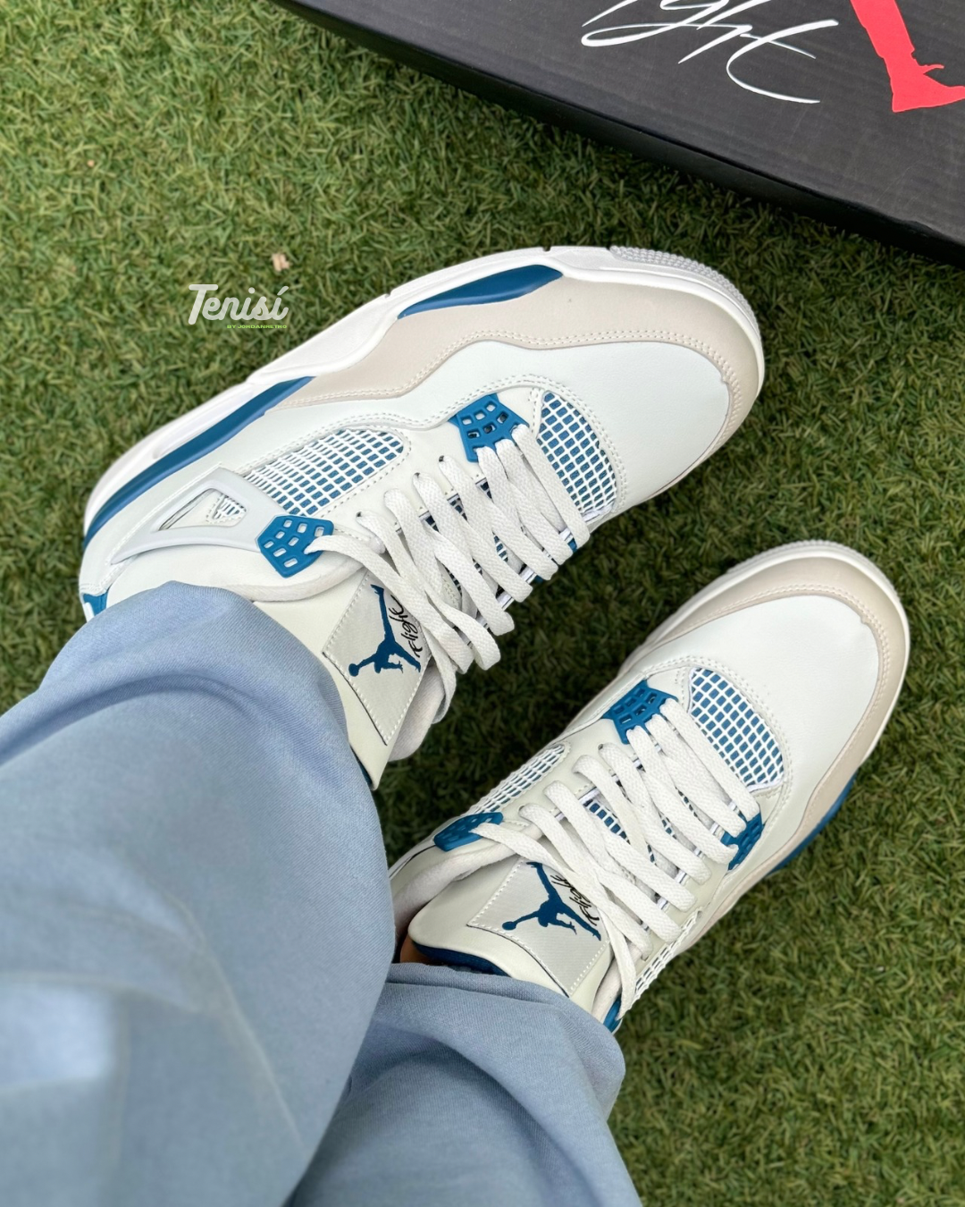 Así se ven los Air Jordan 4 Military Blue puestos, estilo casual con jeans y hoodie.
