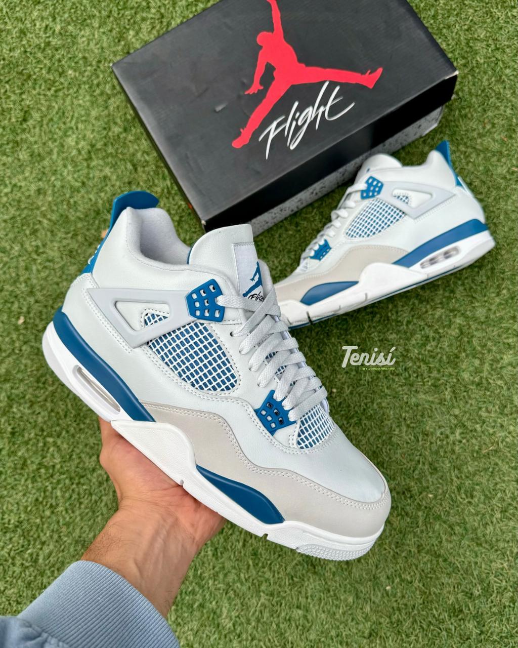Air Jordan 4 Military Blue puestos en los pies, estilo streetwear para hombre.
