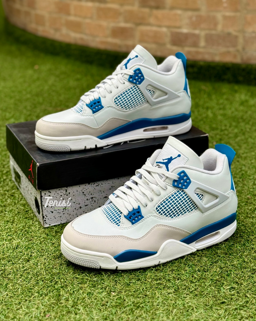 Foto oficial de los Air Jordan 4 Military Blue originales, vista lateral y detalles del talón.
