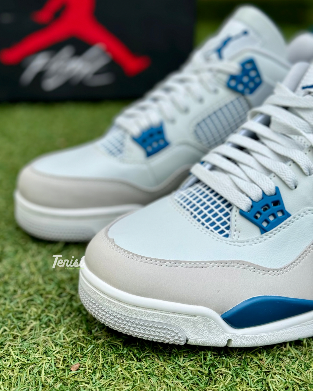 Tenis Air Jordan 4 Military Blue para hombre, diseño icónico con detalles premium.
